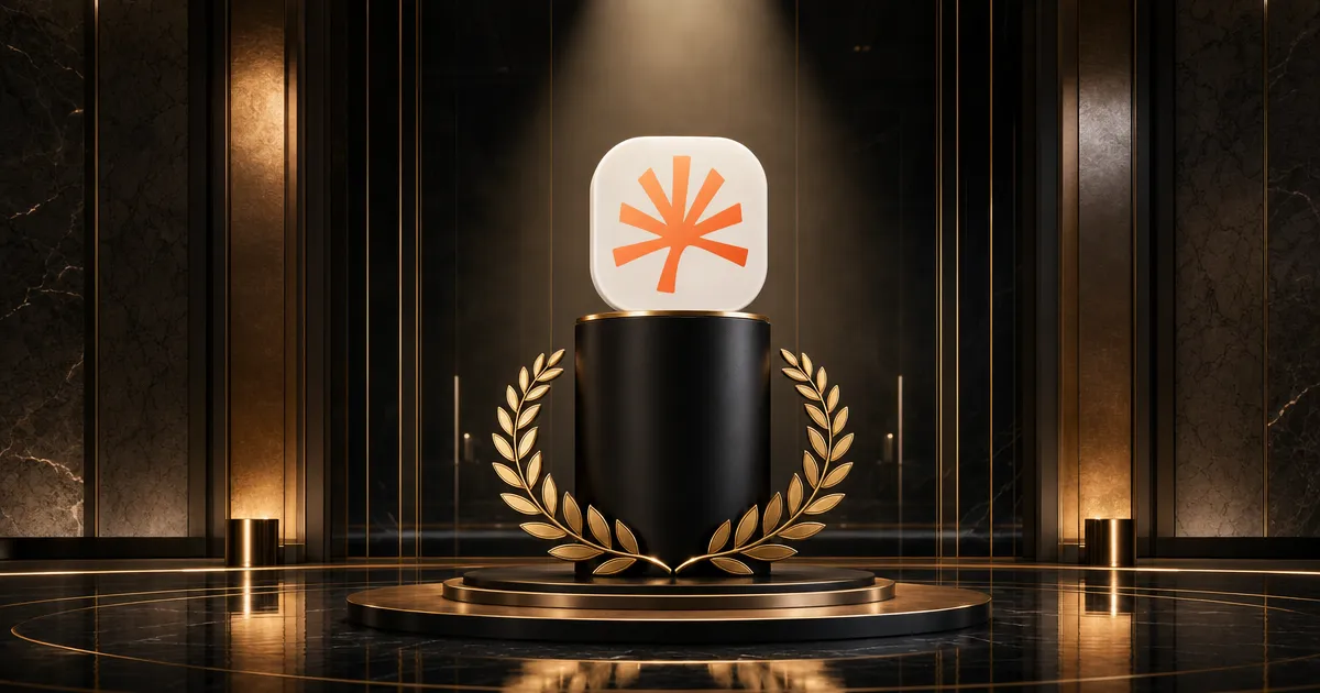 Zwart podium met wit badge en oranje starburst-embleem in gouden lauwerkrans, donkere luxe studio: Claude Code als toonaangevende coding-agent