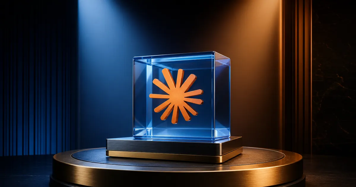 Oranje starburst-embleem in een blauwe glazen kubus: Claude beschikbaar in Microsoft Azure Foundry