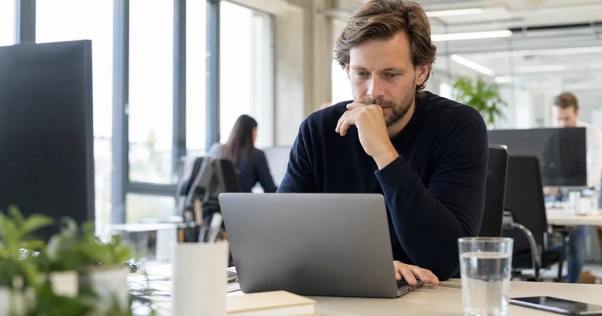 IT-medewerker beoordeelt op een laptop een goedkeuringsverzoek van een Copilot-agent voordat de actie wordt uitgevoerd
