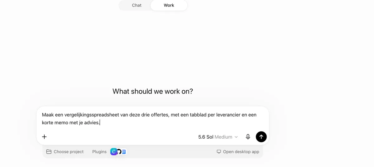 De Work-modus van ChatGPT met een Nederlandse voorbeeldbriefing in de composer, het GPT-5.6 Sol-model gekozen en de plugin-balk eronder.