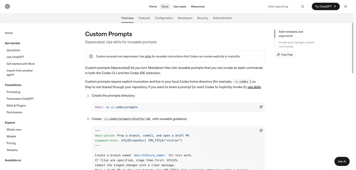 De documentatiepagina Custom Prompts van OpenAI met de deprecation-melding bovenaan: "Custom prompts are deprecated. Use skills for reusable instructions that Codex can invoke explicitly or implicitly", met daaronder het voorbeeld van ~/.codex/prompts/draftpr.md.