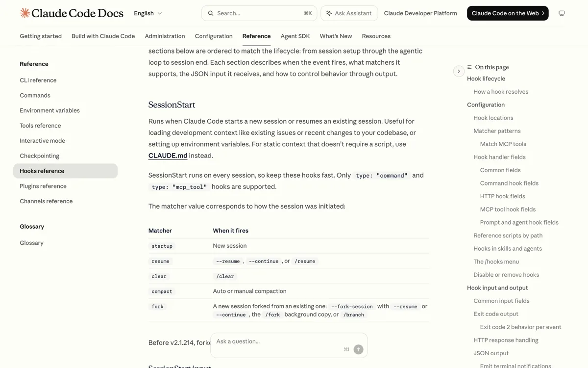 De officiele lijst met hook-gebeurtenissen in Claude Code, van SessionStart en PreToolUse tot SubagentStop, PreCompact en SessionEnd, die laat zien op hoeveel momenten in de levenscyclus je eigen script kunt aanhaken.
