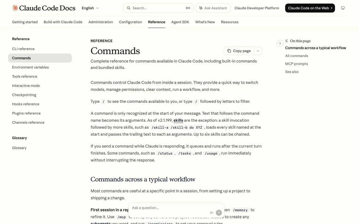De officiele commandotabel van Claude Code met de meegeleverde skills, waaronder slash batch, slash code-review, slash claude-api, slash debug en slash design-sync met hun officiele omschrijving.