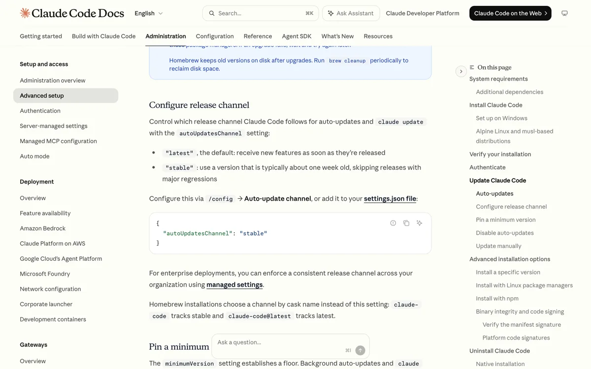 De officiele documentatie over het releasekanaal van Claude Code met de instelling autoUpdatesChannel en de uitleg dat het kanaal stable ongeveer een week achterloopt en releases met grote regressies overslaat.