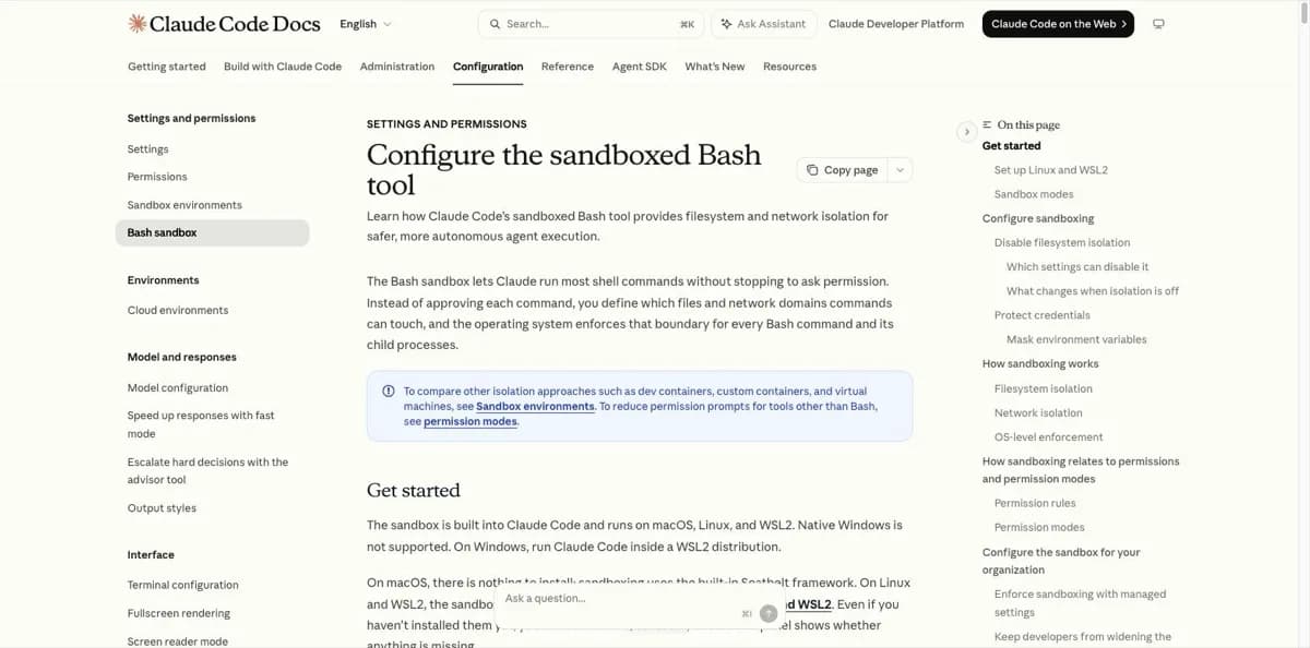 De documentatiepagina over de sandboxed Bash-tool van Claude Code, waarin staat dat de sandbox ingebouwd is en draait op macOS, Linux en WSL2, dat native Windows niet wordt ondersteund, en dat het besturingssysteem de grens afdwingt voor elk Bash-commando en alle onderliggende processen.