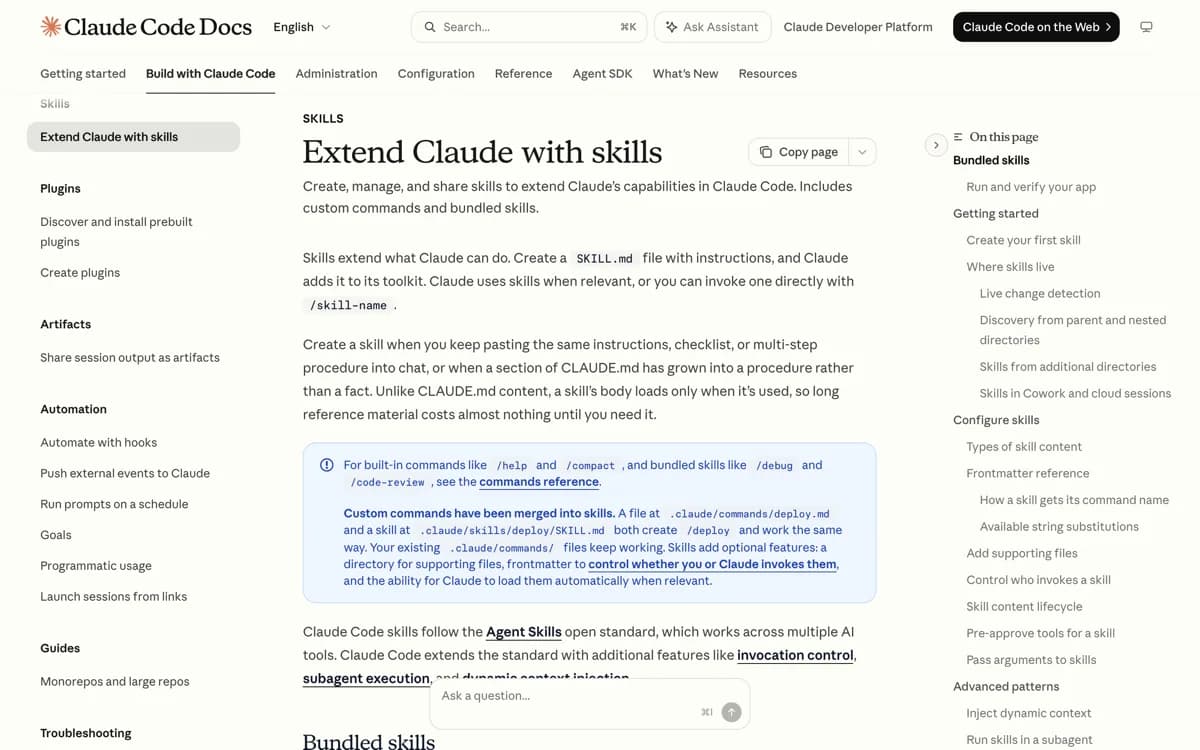 De officiele Claude Code-documentatie over skills met het frontmattervoorbeeld van een SKILL punt md-bestand en de mededeling dat custom commands zijn samengevoegd met skills.