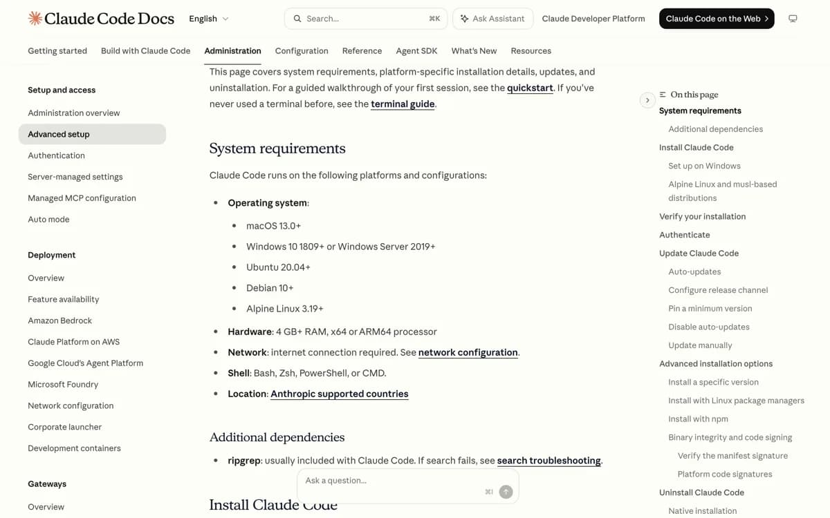 Het blok met systeemeisen in de officiele installatiedocumentatie van Claude Code, met de ondersteunde versies van macOS, Windows, Ubuntu, Debian en Alpine en de eis van minimaal 4 GB werkgeheugen.