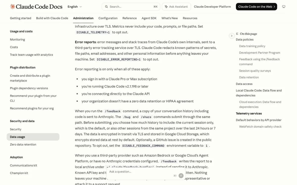 De officiele tabel met het standaardgedrag van Claude Code-telemetrie per API-provider, waarin per rij staat of metrics, foutrapporten, feedback en sessie-enquetes standaard aan of uit staan.