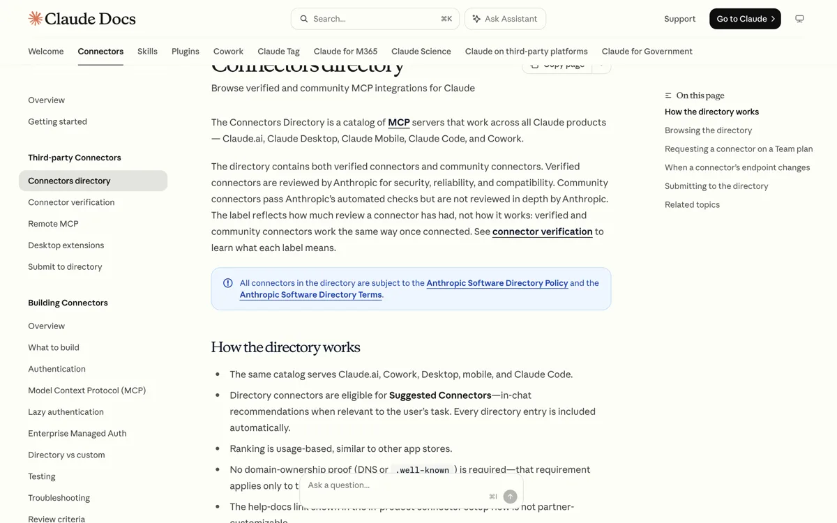 De officiele documentatie over de Connectors Directory van Claude waarin staat dat dezelfde catalogus alle Claude-producten bedient en dat de rangschikking op gebruik is gebaseerd, vergelijkbaar met een appwinkel.