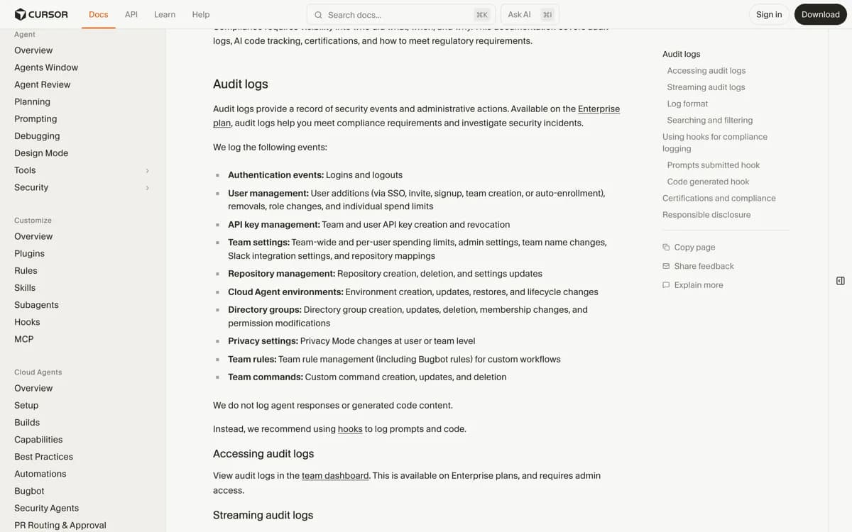 De sectie over audit logs in de enterprise-documentatie van Cursor met de lijst gelogde gebeurtenissen waaronder wijzigingen in privacy mode met de scope gebruiker of team, en de expliciete vermelding dat Cursor geen agent-antwoorden en geen gegenereerde code vastlegt en daarvoor naar hooks verwijst.