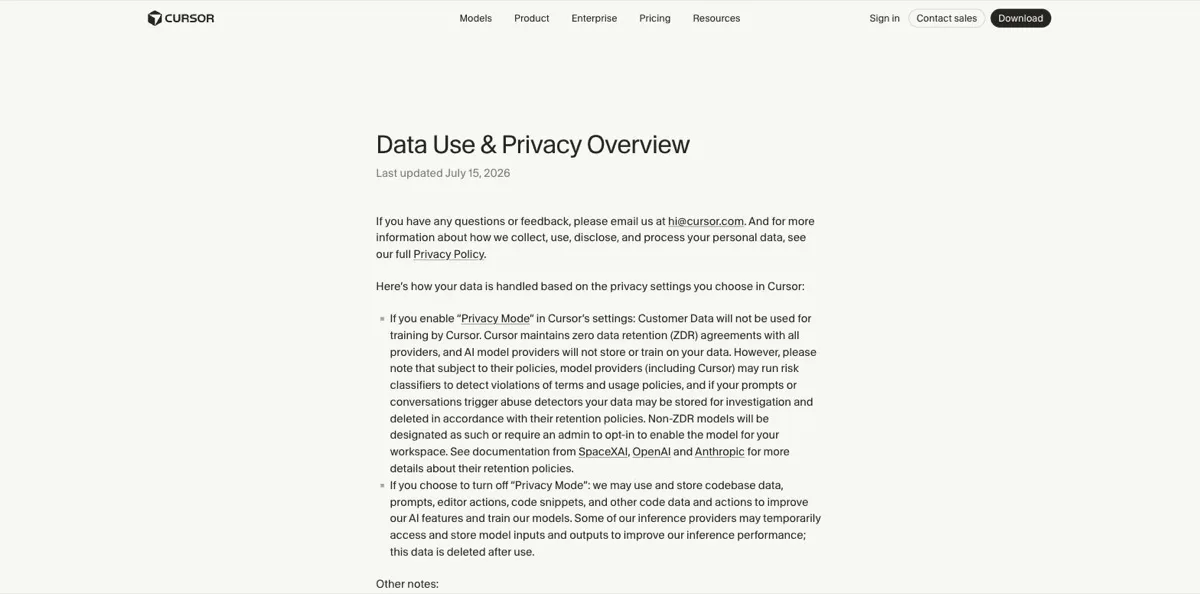 De officiele pagina Data Use en Privacy Overview van Cursor, bijgewerkt op 15 juli 2026, met naast elkaar wat er gebeurt als privacy mode aanstaat (zero data retention-afspraken met alle aanbieders, geen training op je data) en wat er gebeurt als je hem uitzet (codebase-data, prompts en code-snippets mogen gebruikt worden om de modellen te trainen).