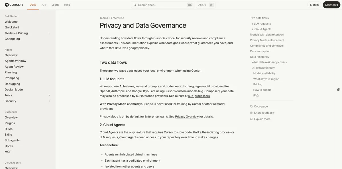 De documentatiepagina Privacy and Data Governance van Cursor met de twee datastromen: LLM-verzoeken waarbij prompts en codecontext naar OpenAI, Anthropic en Google gaan, en Cloud Agents als enige functie die vereist dat Cursor je code opslaat, draaiend in geisoleerde virtuele machines.